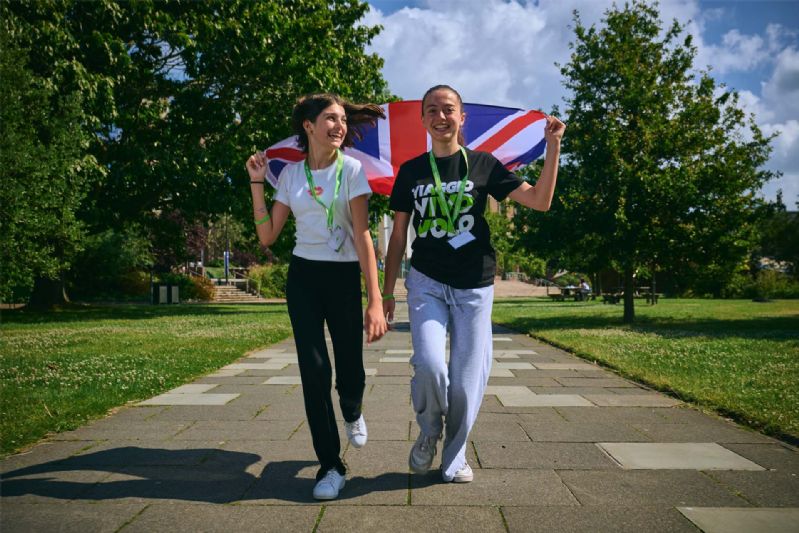 Ecco come scegliere la tua destinazione Il miglior modo per apprendere una lingua è indubbiamente quello di studiarla sul posto, entrando in contatto con la cultura e interagendo ogni giorno con la popolazione locale. Trascorrere qualche settimana, mese o un anno intero in un paese straniero è quindi un’opportunità unica per migliorare le tue competenze linguistiche e mettere in pratica quanto hai studiato sui libri. Non solo, un viaggio all’estero rappresenta un’occasione imperdibile di crescita personale e professionale. Ma come scegliere la destinazione più adatta? Tutto dipende dai tuoi obiettivi e dalla tua personalità.