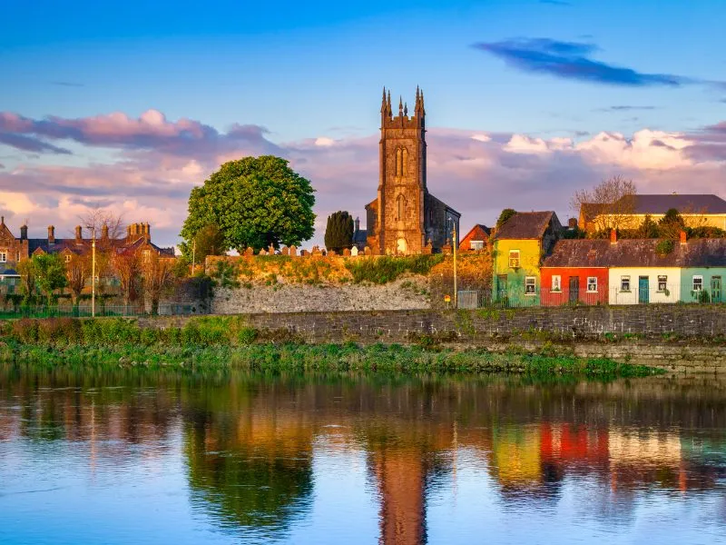 Dublino, la capitale verde a misura d’uomo! Qui avrai la possibilità non soltanto di ripercorrere le strade citate nelle più conosciute opere letterarie, ma anche di entrare in contatto con la storia medievale e vichinga che l’ha contraddistinta. Se invece sei un amante del mare, puoi arrivare in una delle destinazioni turistiche in pochissimo tempo! Cork, la città dei castelli considerata dai suoi abitanti come la vera capitale d’Irlanda. Studiando qui potrai visitare il famoso castello di Blackrock o di Blarney, così comeimmergerti completamente nella cultura irlandese. Vuoi scoprire anche altre città in Irlanda? Scopri tutte le destinazioni disponibili e studia in uno dei college irlandesi.