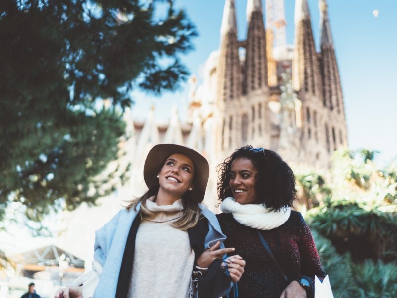 La Spagna è la destinazione ideale per chiunque voglia mettersi alla prova con la lingua. Qui verrai accolto da tanto calore e dal sole che contraddistingue tutto il territorio. Avrai la certezza di essere accolto e affiancato da madrelingua che ti aiuteranno a migliorare il tuo spagnolo invitandoti a mangiare tapas! Cosa aspetti per partire nel Paese più accogliente al mondo per fare la tua esperienza di studio all’estero? Studiare in Spagna ti permetterà di frequentare scuole prestigiose e riconosciute, avendo la possibilità non soltanto di studiare, ma anche di godere delle immense spiagge e città universitarie. Madrid, città ricca di tradizioni e storia. Oltre ad essere la capitale, qui avrai la possibilità di calcare le strade più conosciute oltre che visitare i musei più importanti e parchi immensi. Madrid si trova in una posizione perfetta e ben collegata a tante altre città. Barcellona, culla dell’arte di Gaudì, ti accoglierà con la sua miriade di quartieri colorati e vivaci. Qui potrai non soltanto visitare musei e attrazioni turistiche all’aperto, ma anche godere del Mar Mediterraneo lungo la Barceloneta. Vuoi scoprire anche altre città della Spagna? Scopri tutte le destinazioni disponibili e studia in uno dei college spagnoli.