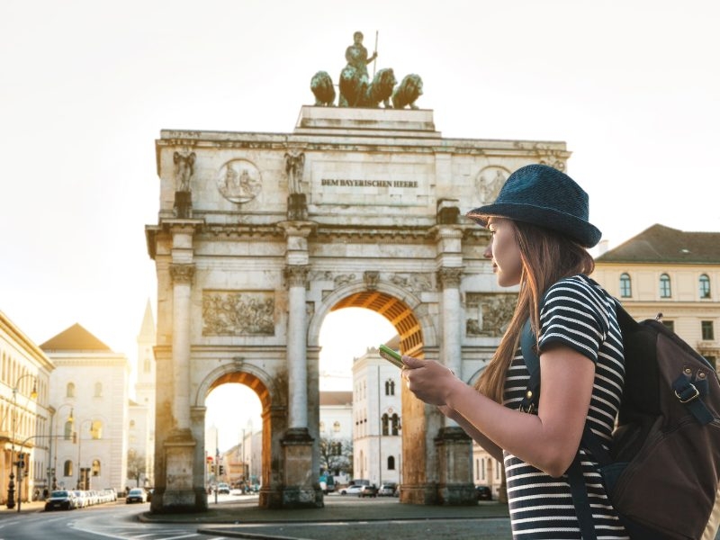 Vuoi migliorare la conoscenza del tedesco facendo una full immersion alloggiando in residence o famiglie ospitanti? La Germania allora è il luogo perfetto per te!Studiare in Germania vuol dire non soltanto vivere in prima persona le principali città tedesche entrando in contatto con la cultura tedesca, ma anche visitare i magnifici castelli, le foreste, e non solo! Le città tedesche sono città universitarie e ti sentirai sempre a tuo agio tra studenti di tutte le età e nazionalità.Berlino, la città divisa, è tra i luoghi più multiculturali al mondo, in cui potrai trovare studenti internazionali provenienti da tutto il mondo. Nella città potrai trovare testimonianze del passato, ma anche visitare monumenti moderni che ti faranno sentire in uno dei luoghi più movimentati di questo momento.Vuoi scoprire anche altre città della Germania? Scopri tutte le destinazioni disponibili e studia in uno dei college tedeschi.