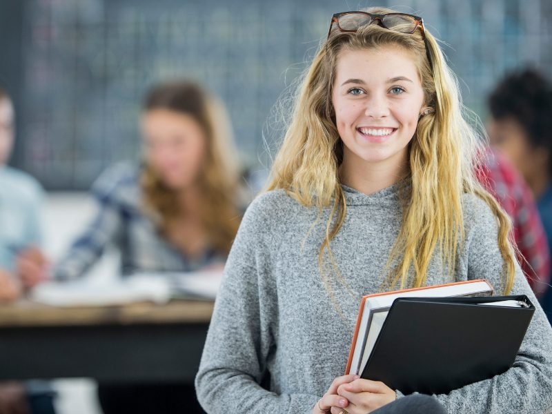 I Paesi Scandinavi sono il luogo ideale in cui recarsi se ami le basse temperature e la neve: lì potrai migliorare la tua conoscenza della lingua inglese e fare una full immersion tra i local.Cosa aspetti per dare inizio alla tua esperienza di studio all’estero nei Paesi più sostenibili e all’avanguardia al mondo? Studiare nei Paesi del Nord ti permetterà di frequentare scuole prestigiose riconosciute in tutto il mondo, avendo la possibilità di visitare città uniche, monumenti famosi e fare esperienze nuove. Stoccolma, la capitale della Svezia, che combina un ricco passato storico con strutture all’avanguardia. Le strade in pietra, i ponti sopra i canali della città, l’architettura straordinaria sono solo alcuni del motivi per visitare questa città.