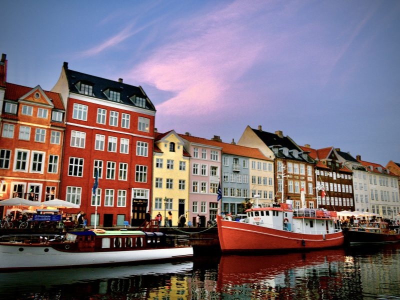 Copenaghen, senza dubbio la città più grande della Danimarca; la sua atmosfera rilassata e le case colorate rendono questa città unica e speciale. Una volta che sarai a Copenaghen non vorrei più tornare a casa. Bergen, tra le più belle città della Norvegia; chiamata “la città tra sette montagne“, Bergen è oggi un’importante città europea dal punto di vista culturale ed economico, grazie alle numerose industrie nautiche e petrolifere e l’acquacoltura. Il sistema educativo superiore è eccellente ed è quindi una delle mete ideali per trascorrere il tuo soggiorno studio. Queste sono solo alcune delle mete imperdibili che aspettano solo te! Vuoi scoprire anche altre città nei Paesi Scandinavi? Scopri tutte le destinazioni disponibili e studia in uno dei college nordici.