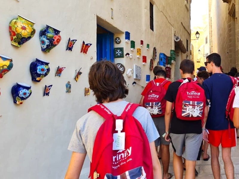 Malta è la destinazione perfetta per chi vuole migliorare il proprio inglese in un Paese madrelingua, seppur sia immerso nel Mediterraneo. Questo ti permetterà non soltanto di accrescere il tuo apprendimento, ma anche trascorrere dell’ottimo tempo libero tra spiagge, sole e relax. A Malta ci sono innumerevoli scuole che rispettano standard elevati e insegnanti qualificati.Qualunque sia il tuo livello, avrai la certezza di trovare il corso adatto a te durante una delle nostre vacanze studio! Sliema, una città nata come piccolo villaggio di pescatori e diventata con il tempo il centro economico e turistico di Malta. Qui potrai essere certo di poterti mettere alla prova con lalingua in qualsiasi luogo in cui tu vada! St. Julian’s, il cuore pulsante dell’isola, dove troverai non soltanto le nostre scuole, ma anche edifici storici da visitare durante il tuo tempo libero. Vuoi scoprire anche altre città di Malta? Scopri tutte le destinazioni disponibili e studia in una delle scuole maltesi.