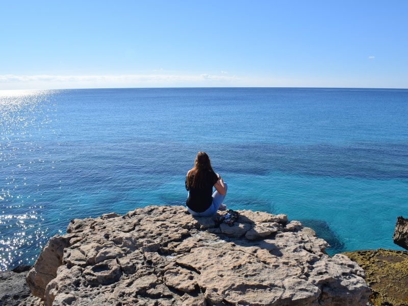 Cipro è il luogo ideale se vuoi migliorare la tua conoscenza dell’inglese in modo particolare. Se non sei amante del clima piovoso, non ti preoccupare! Potrai comunque usufruire dei magnifici soggiorni nell’isola, in cui sarai circondato da flora selvaggia e dal Mar Mediterraneo orientale. A Cipro potrai essere certo di imparare l’inglese in scuole di alto livello, con insegnanti qualificati, circondato da studenti internazionali da tutto il mondo! Qualunque siano le tue esigenze, avrai la certezza di poter trovare la vacanza studio che fa per te!