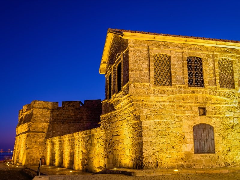 Larnaca, cittadina turistica autentica, che ti permetterà di conoscere la storia dell’isola pur divertendoti sotto al sole in un fantastico paesaggio marittimo. Limassol, città mediterranea in cui siti archeologici, santuari, castelli e spiagge mozzafiato coesistono, rendendo la tua vacanza studio la migliore che tu possa fare! Vuoi scoprire anche altre città di Cipro? Scopri tutte le destinazioni disponibili e studia in una delle scuole cipriote.