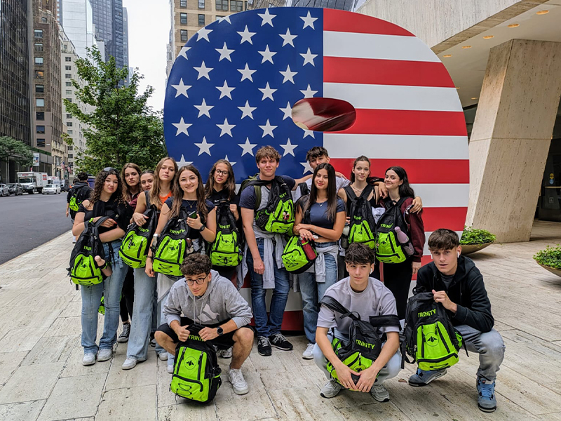 Il fascino degli Stati Uniti è ineguagliabile. Fulcro della vita politica, sociale ed economica mondiale, rappresentano una delle destinazioni più ambite dagli studenti di tutto il mondo e un punto di riferimento per quanti puntano in alto nella propria carriera professionale. Poliedrica e multiculturale, l’America è la meta ideale se vuoi accrescere le tue competenze linguistiche e, al tempo stesso, vivere un’esperienza senza precedenti. Un soggiorno studio è infatti la formula ideale per conciliare formazione e vacanza, cultura e divertimento. Con i programmi di Trinity ViaggiStudio avrai la possibilità di immergerti nella cultura americana a 360 gradi, frequentando High Schools, College e Università tra i più rinomati del Paese e soggiornando nelle residenze studentesche o presso una famiglia ospitante nelle città più rappresentative degli USA.