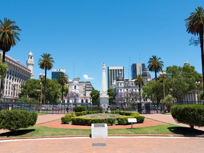 Buenos Aires, tra le più grandi metropoli del Sud America, è un incrocio di culture che ti permetterà di sentirti a casa seppur dall’altra parte del mondo. Non solo piazze e luoghi diinteressa, ma anche un’importante tradizione culinaria e musicale. Vuoi scoprire anche altre città dell’Argentina e partire per un High School Program? Scopri tutte le destinazioni disponibili e studia in una delle migliori scuole superiori argentine.