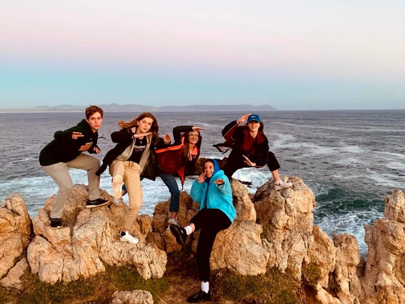 Ogni anno milioni di turisti scelgono il Sudafrica per le proprie vacanze, ma sempre più studenti scelgono questa destinazione per il loro soggiorno studio all’estero. Le ricchezzenaturali e culturali del Paese lo hanno reso una meta esclusiva. Grazie al sistema educativo eccellente il Sudafrica è oggi una meta molto richiesta dagli studenti internazionali, che hanno la possibilità di frequentare corsi di lingua a prezzi più accessibili rispetto a paesi come USA, Canada o Australia. Con i programmi di Trinity ViaggiStudio avrai la possibilità di immergerti nella cultura sudafricana a 360 gradi, frequentare corsi di lingua inglese e conoscere usi e costumi diversi ed unici. Cape Town, meravigliosa città unica che ti conquisterà: una metropoli incastonata in uno dei rilievi montuosi più affascinanti al mondo, la Table Mountain; questo rilievo è considerato una delle sette meraviglie naturali del mondo. Un soggiorno studio che è un mix tra tra studio, scoperta, avventura e divertimento alla scoperta della metropoli. Scopri tutti i viaggi disponibili per il Sudafrica e studia in una delle migliori scuole superiori locali.