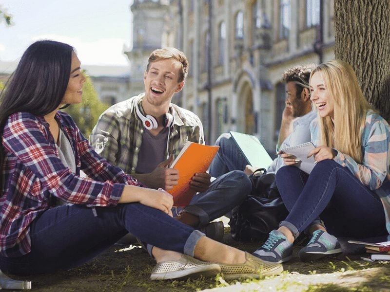 La Nuova Zelanda offre agli studenti di tutte le età un’esperienza completa e di qualità elevata a livello scolastico, oltre che la possibilità di godere dell’ospitalità delle migliori famiglie.Se vuoi dare a tuo figlio la possibilità di migliorare l’inglese e frequentare un periodo scolastico ad Auckland, allora cosa aspetti ad iscriverti con Trinity ViaggiStudio?Con i programmi di Trinity ViaggiStudio avrai la possibilità di immergerti nella cultura neozelandese a 360 gradi, frequentando tra le High Schools più rinomate del Paese e soggiornando presso una famiglia ospitante.Auckland, città dell’Isola del Nord solcato dalla famosissima Sky Tower, gli innumerevoli musei, ma anche paesaggi naturali come parchi e spiagge incontaminate.Che aspetti a scegliere la tua esperienza in Nuova Zelanda? Scopri il nostro programma High School e parti per un periodo scolastico!