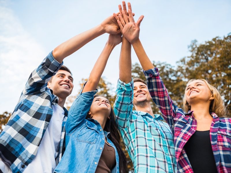 Gli Emirati Arabi Uniti sono una delle città più apprezzate dal turismo mondiale, grazie a spiagge di sabbia interminabili e un’architettura a dir poco spettacolare. Sono anche il cuore economico e, in quanto tale, l’inglese viene parlato in tutto il paese come lingua di connessione tra le varie nazionalità che popolano le metropoli. Gli Emirati Arabi sono un paese molto vario, con tantissime città da scoprire, di cui la più famosa e popolare è sicuramente Dubai. Con i programmi di Trinity ViaggiStudio avrai la possibilità di immergerti nella cultura araba a 360 gradi, frequentando scuole di lingua tra le più famose e soggiornando in residenze scolastiche top di gamma.