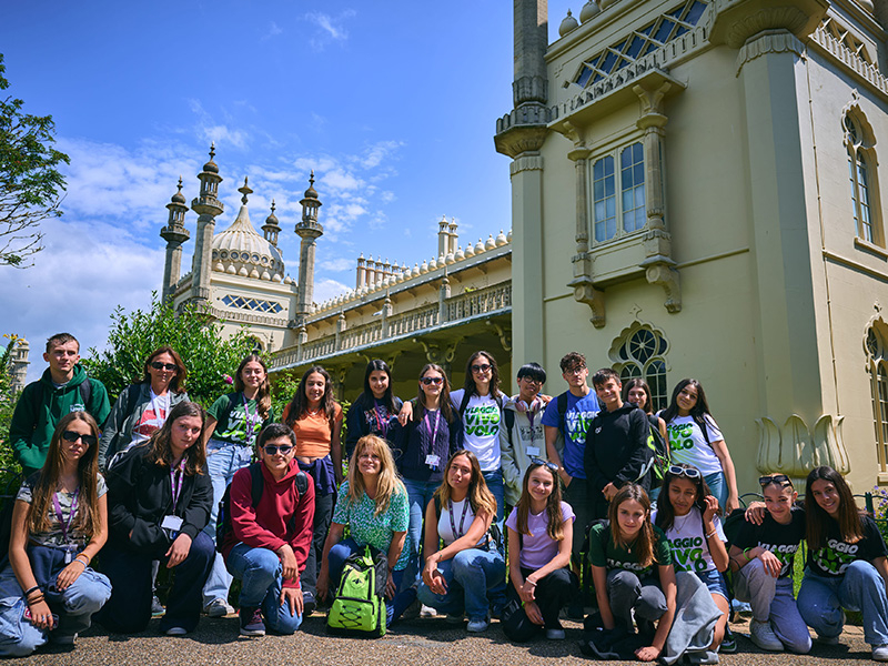 L’Inghilterra è spesso al primo posto per tutti quegli studenti che desiderano fare un’esperienza di studio all’estero. Quale miglior destinazione per migliorare l’inglese se non l’Inghilterra stessa? Il Regno Unito è un Paese che ti consente di avere un’ampia scelta di soggiorni studio disponibili: potrai partire per la moderna e cosmopolita Londra e scoprire così la capitale del Regno Unito, che attira ogni anno migliaia di visitatori, studenti e giovani da tutto il mondo, oppure vivere l’Inghilterra più tradizionale, scegliendo una vacanza studio in località come Bath, Canterbury, Reading etc. Non dimenticare poi che l’Inghilterra rappresenta un’eccellenza dal punto di vista universitario, grazie a città come Oxford. Se ami la letteratura, avrai modo di scoprire i luoghi in cui hanno vissuto personaggi illustri come Shakespeare; se ami la musica, potrai passeggiare nella Terra dei Beatles; se ami la natura potrai godere di immense distese verdeggianti in stile British e affacciarti sul mare in una delle località costiere della English Riviera. Insomma, l’Inghilterra è per tutti e per tutti i gusti. Qualsiasi sia la tua esigenza, concilia lo studio e il tempo libero trascorrendo un viaggio studio in Inghilterra indimenticabile!