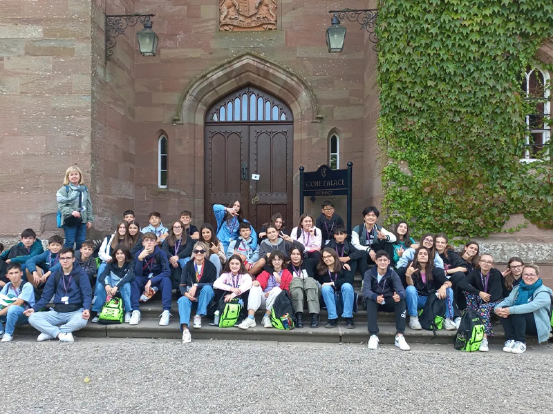 La Scozia è una delle zone più tranquille e rinomate del Regno Unito, conosciuta a livello mondiale per i suoi usi e costumi e scenari paesaggistici mozzafiato.Puoi scegliere una delle vacanze studio di inglese in Scozia e godere di un alto livello di insegnamento in un contesto naturalistico senza eguali, tra scogliere mozzafiato, zonemontuose e numerosi laghi e fiumi famosi per le loro leggende. Edimburgo, la capitale scozzese unica nel suo genere: divisa tra Old Town e New Town è la meta ideale per una vacanza studio con i tuoi coetanei. Oltre ai luoghi naturali checircondano la città potrai godere di luoghi di grande interesse culturale, come il Castello di Edimburgo. Glasgow, una città affascinante dove è possibile vedere stili architettonici differenti e il cui nome tradotto dal gaelico significa “caro posto verde”, nome perfetto se pensiamo che vantanumerosissimi parchi e giardini verdi. Qui potrai studiare l’inglese a contatto con studenti provenienti da tutto il mondo. Vuoi scoprire anche altre città in Scozia? Scopri tutte le destinazioni disponibili e studia in uno dei college fiabeschi di Edimburgo.