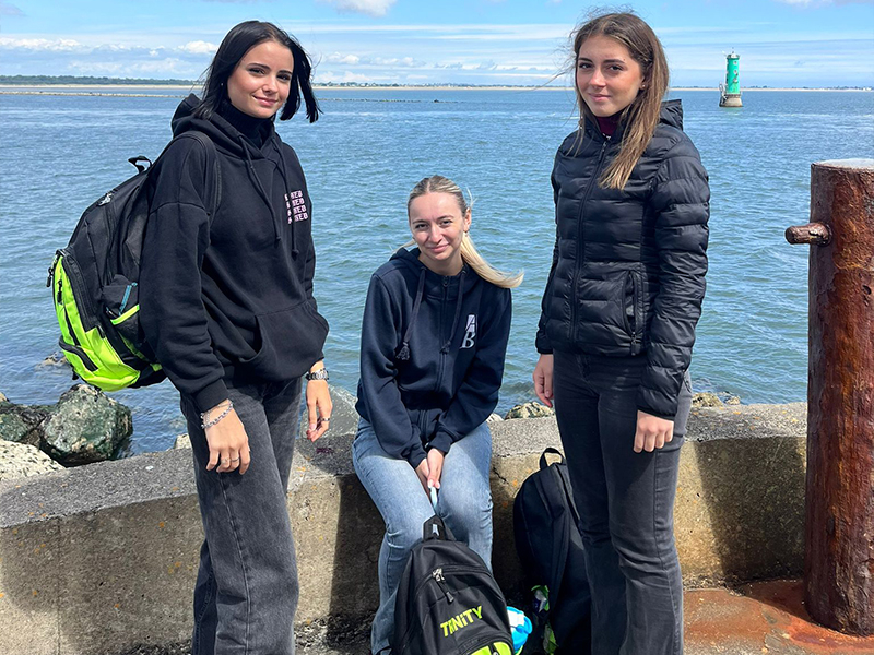 L’Irlanda è tra le prime scelte per chi vuole partire per un’esperienza all’estero di breve o lungo periodo. Avrai la possibilità di studiare la lingua inglese con i madrelingua, che vantano la calorosità che li contraddistingue da tante altre destinazioni. In Irlanda potrai scegliere di stare nella capitale, multiculturale e vivace, ma anche di approfondire la lingua in luoghi meno conosciuti e completamente immersi nella natura verde e selvatica. Ti stai chiedendo come sono le scuole in Irlanda? Il Paese vanta un sistema accademico tra i migliori a livello internazionale e riconosciuto globalmente, che ti permette di formarsi in uno dei luoghi a più alta concentrazione imprenditoriale di tutta Europa. Oltre al paesaggio incredibile e alle scuole, però, c’è molto di più! L’Irlanda è stata la culla di personaggi della letteratura e non solo. James Joyce, Yeats e Oscar Wilde sono solo alcuni degli scrittori che ci hanno regalato nel corso del tempo opere illustri, conosciute in tutto il mondo. Qualsiasi sia la tua preferenza, se decidi di fare un viaggio studio in Irlanda, avrai la certezza di trovare la soluzione perfetta per te con Trinity ViaggiStudio.