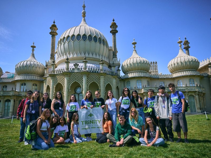 Attività, sport ed escursioni Il divertimento e lo svago sono sicuramente una parte fondamentale di ogni soggiorno Trinity. Alle ore di lezione, infatti, si affianca un programma ricco di escursioni, attività ricreative e sportive che sono parte integrante dell’esperienza linguistica all’estero. IN COLLEGE: Lo staff estero in college si occupa della pianificazione e realizzazione di tutte le attività settimanali: un’ampia scelta di sport, tornei, giochi di squadra, cacce al tesoro e molto altro ancora. All’interno del college sono presenti strutture sportive come palestre polifunzionali, campi da calcio, campi da tennis e piscine che permettono agli studenti di praticare diversi sport. La sera il nostro staff organizzerà balli di gruppo, karaoke, giochi, movie night e tanta buona musica. IN ESCURSIONE: Tutti i programmi offrono un pacchetto ricco di escursioni, di intera e di mezza giornata, con ingressi alle attrazioni più interessanti e divertenti. Mete e itinerari sono stati studiati in modo da consentire la scoperta del territorio circostante e della cultura locale. Sarai sempre accompagnato e guidato dai nostri activity leader che porteranno te e il tuo gruppo alla scoperta delle località e delle attrazioni turistiche più belle. Un viaggio nella cultura In centri selezionati offriamo escursioni che garantiscono agli studenti un’esperienza culturale immersiva, combinando l’apprendimento alla scoperta di nuovi luoghi. Attraverso attività interattive, gli studenti esploreranno le destinazioni arricchendo la propria conoscenza del mondo in modo divertente e stimolante.