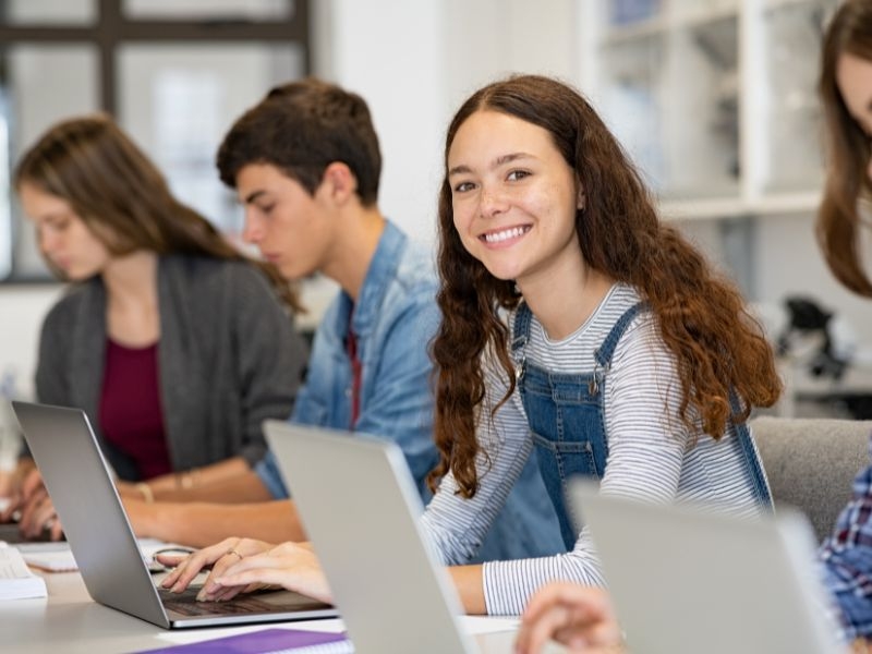 La didattica: il software FastForWord Gli studenti che partecipano al programma utilizzano il software FastForWord della Neuron, azienda americana che ha brevettato un percorso di studio della lingua inglese rivolto ai ragazzi dislessici. Tutte le mattine, per un’ora, gli studenti svolgono in cuffia gli esercizi che vengono proposti, entrando nel sistema con una password personale. Si parte dal riconoscimento e discriminazione dei suoni, poi si passa alla singola parola, in seguito alla frase di senso compiuto e infine al breve racconto. Questo tipo di esperienza e le lezioni a scuola, oltre alle attività ricreative pomeridiane e serali, creano le condizioni affinché, al rientro in Italia, i ragazzi con Disturbi Specifici dell’Apprendimento si sentano più forti e competenti. Infatti, a livello linguistico, la “full immersion” è utilissima per apprendere le nuove lingue.