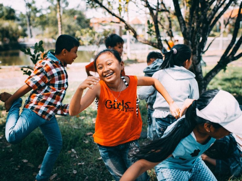 I soggiorni studio di Trinity per studenti con Diabete Mellito di tipo 1 (DM1) Dal 2016 in Trinity organizziamo soggiorni studio specifici per ragazzi con Diabete Mellito di tipo 1 (DM1), detto anche diabete giovanile o insulino-dipendente. In Italia le persone con diabete tipo 1 (DM1) sono circa 300.000 e l’incidenza di questa condizione è in aumento in tutto il mondo. Proprio per questo abbiamo deciso di organizzare un programma studiato appositamente per gli studenti che hanno questa malattia.Per garantire la loro totale sicurezza ragazzi, la vacanza studio prevede la presenza costante di un medico/accompagnatore dedicato, che li segue e li assiste per tutto il periodo e durante le diverse fasi del soggiorno (attività didattica, attività ricreative, escursioni, pasti e serata). Il medico accompagnatore dorme negli stessi appartamenti e si occupa di controllare la glicemia anche durante la notte.È prevista la sistemazione in college, con trattamento di pensione completa.Grazie a questi accorgimenti, garantiamo la loro totale inclusione nel programma di studio.