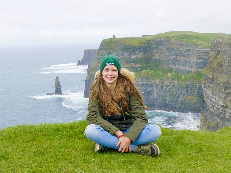 L’Irlanda è un Paese difficile da dimenticare. I suoi immensi paesaggi e panorami regalano un’atmosfera magica ed evocano tutte quelle storie mitiche di fate e folletti che vivono tra i prati e le scogliere. Si sa, in Irlanda il tempo non è sempre dei migliori, ma la pioggia la rende ancora più vera ed è compensata dalle numerose sfumature di verde della vegetazione che hanno conferito al Paese il soprannome di “Isola di Smeraldo”. Grazie ai programmi di Trinity ViaggiStudio puoi frequentare un trimestre, semestre o un intero anno scolastico in Irlanda. Se hai tra i 13 e i 18 anni, frequenti le scuole superiori e hai una buona conoscenza dell’inglese di base, l’Irlanda ti aspetta! Parti per un trimestre, un semestre o un anno intero, studia nelle migliori scuole in Irlanda e vivi un’esperienza indimenticabile a contatto con la cultura tradizionale irlandese. Come funziona il sistema scolastico irlandese? Il sistema educativo irlandese prevede tre fasce di istruzione: la scuola primaria (national school), la scuola secondaria (junior cycle) e la scuola superiore (senior cycle).Il percorso termina con l’esame per l’ottenimento del Diploma di scuola secondaria, necessario per l’ingresso all’università irlandese.Le scuole secondarie in Irlanda seguono un curriculum nazionale stabilito dal Dipartimento dell’Educazione e tutti gli studenti seguono gli stessi corsi e sostengono gli stessi esami indipendentemente dal tipo di scuola che frequentano; il Dipartimento dell’Educazione presenta circa 30 materie sul curriculum nazionale e le materie che gli studenti scelgono più frequentemente sono inglese, economia domestica, matematica, studi di economia e di contabilità, lingue straniere, fisica, materie scientifiche, storia, geografia, musica e arte.Il calendario scolastico è suddiviso in 3 trimestri e molte scuole offrono la possibilità di partecipare ad attività extracurricolari pomeridiane.