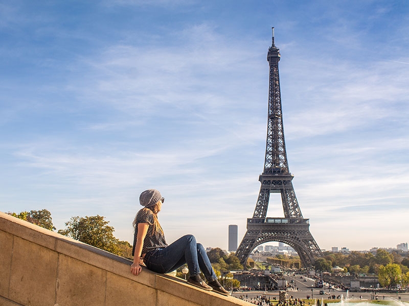 La Francia è uno dei Paesi più affascinanti del mondo. Vivere in Francia vuol dire lasciarsi travolgere da quella romantica “joie de vivre” che si respira in ogni angolo del Paese, dai lunghi boulevard delle città ai numerosi parchi, dalle passeggiate lungo la Senna alle terrazze dei caffè. Con i Programmi Exchange in Francia di Trinity ViaggiStudio potrai vivere da un trimestre fino ad un intero anno scolastico nel Paese.Se hai tra i 15 e i 18 anni, frequenti le scuole superiori e hai una conoscenza di base di francese, la Francia ti aspetta! Parti per un trimestre, un semestre o un anno intero, studia nelle migliori scuole del Paese e vivi un’esperienza indimenticabile a contatto con la cultura tradizionale francese. Come funziona il sistema scolastico francese? In Francia le scuole più diffuse sono pubbliche e laiche, ma ci sono anche molti istituti privati religiosi. L’istruzione è obbligatoria fino all’età di 16 anni. Il sistema educativo e scolastico francese viene coordinato dal potere centrale statale. Il sistema di educazione è suddiviso in tre fasi. La prima, dai 6 agli 11 anni, è quella dell’école primaire, che prevede le basi fondamentali di francese, matematica, storia, geografia e lingue straniere. Questa fase è poi seguita dal collège, dagli 11 ai 15 anni; periodo in cui gli studenti ampliano le loro conoscenze con nuove materie. Infine, al termine del collège, i ragazzi sono tenuti a decidere la strada da intraprendere per il loro futuro tra due diverse opzioni: Collège technique, un percorso tecnico destinato a dare una formazione più professionale sui mestieri dell’amministrazione o del diritto; Lycée, un percorso più classico che può essere: littéraire con la maggior parte delle materie umanistiche come letteratura, filosofia e lingue straniere; économique et social con molte ore di economia, sociologia e demografia, senza dimenticare le lingue straniere; scientifique, che offre oltre alle materie degli altri indirizzi, anche quelle scientifiche. Il calendario scolastico differisce da quello italiano. L’anno scolastico infatti inizia gli ultimi giorni di agosto e termina i primi di luglio. Ci sono numerosi periodi di vacanza distribuiti durante l’anno sia per festività religiose sia, ad esempio, per la settimana bianca.