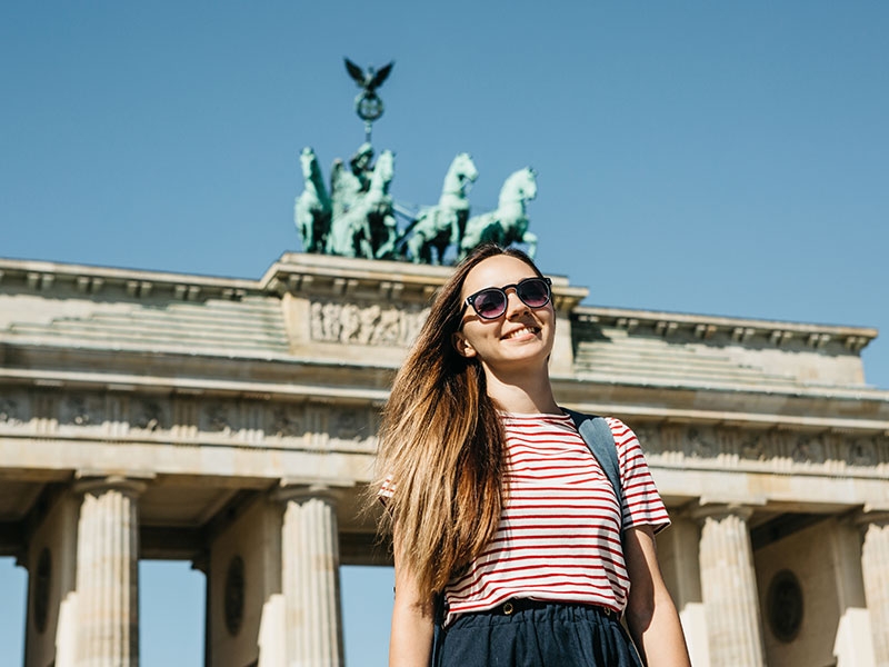 La Germania è un Paese in costante movimento, un centro culturale dove l’innovazione e le nuove mode si diffondono facilmente. Grazie alle sue città eleganti, al ricco retaggio artistico e culturale, alle numerose foreste e parchi, la Germania ha molto da offrire agli studenti internazionali. Con i Programmi Exchange in Germania di Trinity ViaggiStudio potrai vivere da un trimestre fino ad un intero anno scolastico in Germania.Se hai tra i 15 e i 18 anni, frequenti le scuole superiori e hai una conoscenza di base di tedesco, la Germania ti aspetta! Parti per un trimestre, un semestre o un anno intero, studia nelle migliori scuole in Germania e vivi un’esperienza indimenticabile a contatto con la cultura tradizionale tedesca. Come funziona il sistema scolastico tedesco? Il sistema educativo e scolastico tedesco viene stabilito dai singoli Stati federali che si accordano però sui punti generali, quali il calendario e la durata della scuola dell’obbligo.Esistono scuole sia pubbliche che private e anche queste ultime si adattano alle linee guida generali.Il sistema di educazione prevede una prima fase, dai 6 ai 10 anni (Grundschule) ed una seconda fase che prevede la scelta della scuola superiore: Gymnasium, simile al liceo italiano che prevede la preparazione degli studenti al percorso universitario ed ha una durata di 9 anni; Realschule, simile agli istituti tecnici italiani e può durare dai 4 ai 6 anni; Hauptschule che ricorda molto gli istituti professionali, dura circa 5 anni e dà una preparazione base, focalizzando l’attenzione su alcune materie, a seconda del percorso professionale scelto. Il calendario scolastico coincide abbastanza con quello italiano; l’attività didattica si articola in cinque giorni a settimana per una media di 6 ore di lezione al giorno.