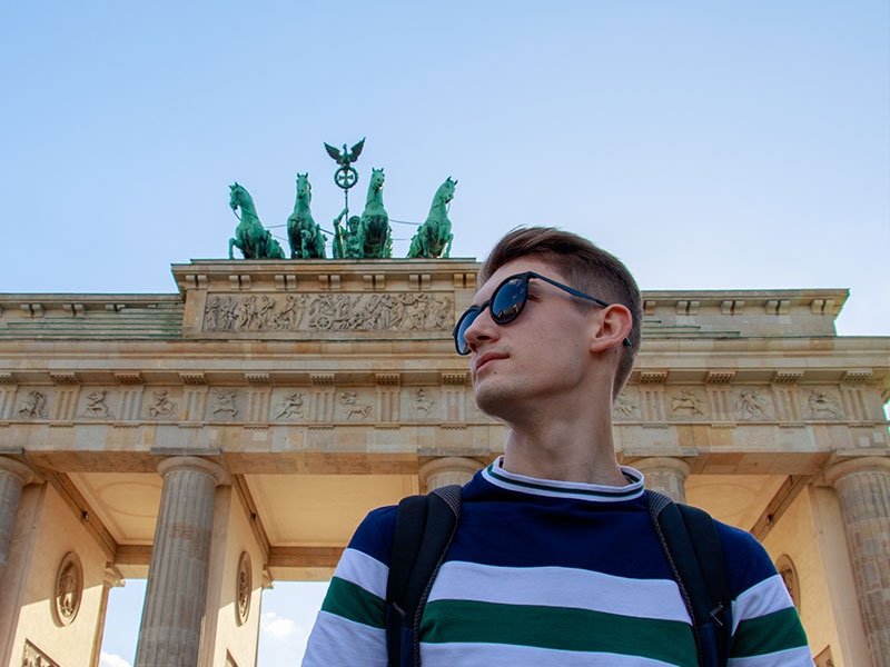 Exchange Se scegli il programma Exchange, studierai in una high school pubblica e alloggerai presso una delle famiglie ospitanti volontarie, che ti sceglierà in base al tuo profilo; Exchange PLUS Se scegli il programma Exchange PLUS, soggiornerai presso famiglie ospitanti selezionate e avrai la possibilità di esprimere delle preferenze.