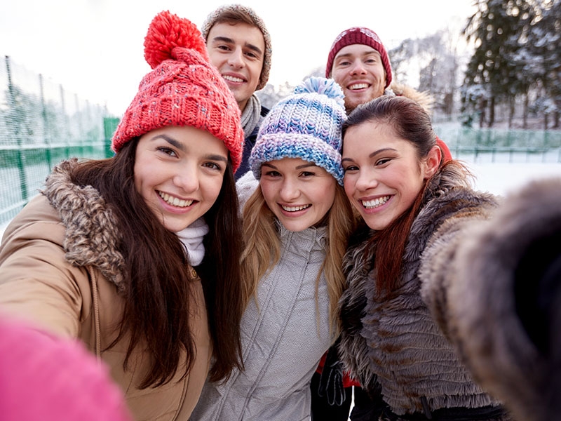 Un numero sempre maggiore di studenti internazionali sceglie di trascorrere un periodo di studio nei Paesi Scandinavi. Il fascino del Nord Europa, con i suoi paesaggi fiabeschi e scenari sublimi e il sistema scolastico eccellente e all’avanguardiagarantiscono agli studenti un’opportunità di crescita accademica e personale senza eguali. Grazie ai programmi di Trinity ViaggiStudio puoi frequentare un semestre oppure un intero anno scolastico nei Paesi Scandinavi. Se hai tra i 15 e i 17 anni, frequenti le scuole superiori e hai una buona conoscenza dell’inglese di base, i Paesi Scandinavi ti aspettano! Parti per un trimestre, semestre o un intero anno scolastico, studia nelle migliori scuole di Danimarca, Norvegia e Svezia e vivi un’esperienza indimenticabile a contatto con una delle culture più all’avanguardia al mondo. Come funziona il sistema scolastico dei Paesi Scandinavi? DANIMARCA Il sistema dell’istruzione primaria è decentralizzato: le decisioni sui contenuti dell’apprendimento vengono prese a livello locale. Il parlamento danese e il Ministero dell’Istruzione stabiliscono gli obiettivi globali dell’istruzione e fissano i livelli di riferimento in ogni materia. La Folkeskolen (scuola primaria statale) comprende anche il livello inferiore dell’istruzione secondaria. I programmi tradizionali d’istruzione secondaria superiore generale comprendono il programma triennale del gymnasium (liceo), il programma biennale hf-kursus e il programma biennale studenterkursus (programma di livello secondario superiore per gli adulti). Questi programmi hanno un orientamento di tipo accademico e vengono completati tramite lo Studentereksamen (esame finale di scuola secondaria superiore) o il Højere Forberedelseseksamen – hf (esame superiore preliminare). Entrambi gli esami danno agli studenti il titolo per l’ammissione generale all’università. NORVEGIA La scuola dell’obbligo in Norvegia dura dieci anni ed i bambini cominciano la scuola all’età di sei anni. Le tre fasi principali della scuola dell’obbligo in Norvegia sono le seguenti: Primaria inferiore (gradi 1–4), Primaria superiore (gradi 5–7) e Secondaria inferiore (gradi 8–10). In Norvegia, la scuola media superiore unisce l’insegnamento teorico generale alla formazione professionale, impartiti in maniera parallela spesso nello stesso istituto scolastico. L’apprendistato rientra nei piani del sistema scolastico secondario superiore. SVEZIA L’insegnamento in Svezia comincia con il Förskola (scuola materna). Ogni bambino deve andare alla scuola materna per almeno un anno prima che la Grundskola (scuola primaria) cominci. I bambini entrano nella Grundskola all’età di sette anni. Dopo nove anni,quasi tutti gli studenti continuano direttamente alla Gymnasieskola (scuola secondaria secondo ciclo) e la maggior parte di loro compie il secondo ciclo del secondario in 3 anni.