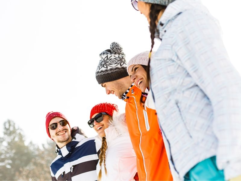 Exchange Se scegli il programma Exchange, studierai in una high school pubblica e alloggerai presso una delle famiglie ospitanti volontarie, che ti sceglierà in base al tuo profilo; Exchange PLUS Se scegli il programma Exchange PLUS, soggiornerai presso famiglie ospitanti selezionate e avrai la possibilità di esprimere delle preferenze.