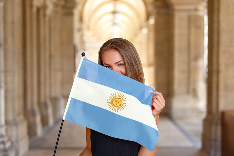 L’Argentina è senza dubbio un Paese ricco di sorprese che permette di vivere un’esperienza all’estero emozionante in tante località affascinanti. Da un punto di vista etnico e culturale, l’Argentina è un mix perfetto tra America Latina ed Europa!Grazie ai programmi di Trinity ViaggiStudio puoi frequentare un bimestre, trimestre, semestre o anno scolastico in Argentina. Se hai tra i 14 e i 18 anni, frequenti le scuole superiori e hai una conoscenza dello spagnolo di base, l’Argentina ti aspetta! Parti per un bimestre, trimestre, semestre o anno, studia nelle migliori scuole del Paese e vivi un’esperienza indimenticabile a contatto con la cultura tradizionale argentina. Come funziona il sistema scolastico argentino? Il percorso scolastico obbligatorio in Argentina va dai 5 ai 17 anni e si suddivide in Educación Primaria, che dura sei anni, ed Educación Secundaria, ovvero la scuola superiore che dura altri sei anni. La scuola superiore in Argentina è suddivisa in due fasi: livello base e specializzazione. Le materie studiate sono circa undici e variano per indirizzo di studio. Le materie obbligatorie sono: spagnolo, letteratura spagnola o argentina, matematica, biologia, geografia e una lingua straniera.L’anno scolastico inizia a marzo e termina a novembre, quindi il calendario differisce da quello italiano.