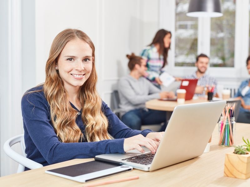 Le Work Experience sono programmi dedicati a studenti dai 16 anni in su, che permettono ai giovani ragazzi di intraprendere la prima esperienza lavorativa all’estero per arricchire il proprio Curriculum e bagaglio culturale. Questo programma dà la possibilità ai ragazzi italiani di svolgere un periodo di lavoro non retribuito e prevede diverse tipologie di luoghi di lavoro. Le esperienze si svolgono principalmente in attività locali, come ad esempio charity shop, bar, ristoranti, hotel oppure uffici ed enti. La posizione lavorativa e le mansioni possono variare in base al luogo e alla durata complessiva del soggiorno, ma soprattutto in base alla conoscenza della lingua in cui si svolgono le attività. La Work Experience può essere full-time oppure part-time, in quanto può essere affiancata o preceduta da un corso di lingua specifico. In questo modo, gli studenti possono unire lo studio in aula alla pratica della lingua, che sia inglese, spagnolo, francese o tedesco, in un ambiente lavorativo. Tra le destinazioni in cui potrai fare una full immersion della lingua in ambito lavorativo ci sono: Inghilterra, Irlanda, Malta, ma anche Spagna, Francia e Germania. Contattaci