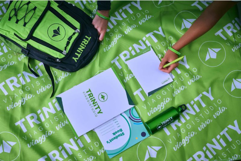 Caratteristiche e requisiti Età 8 -21 ANNI Tipologia di viaggio Le vacanze studio all’estero Junior prevedono un soggiorno di 2 settimane in gruppo con un accompagnatore. L’alloggio può essere in college oppure in famiglia, con tante attività formative e ricreative organizzate dallo staff di Trinity ViaggiStudio. Dove alloggerai In college, residenza o presso una famiglia ospitante. Dove studierai Frequenterai una scuola tra le più prestigiose e selezionate da Trinity. Puoi scegliere tra College prestigiose o Scuole di lingua riconosciute. Quali lingue puoi studiare Puoi partire per la tua vacanza studio all’estero scegliendo tra tutte le destinazioni di Trinity, approfondendo diverse lingue: inglese; spagnolo; francese; tedesco; Quando partire Le nostre vacanze studio Junior prevedono partenze durante i mesi di giugno, luglio e agosto. Sei un genitore? Trascorrere una vacanza all’estero è il modo migliore per imparare una lingua straniera. In Trinity organizziamo viaggi studio dal 1998 e conosciamo bene le aspettative e i dubbi di studenti e genitori. Per questo selezioniamo con rigore lo staff che seguirà i ragazzi in loco, e scegliamo le migliori scuole e i migliori docenti perché la vacanza studio sia divertente e sicura.