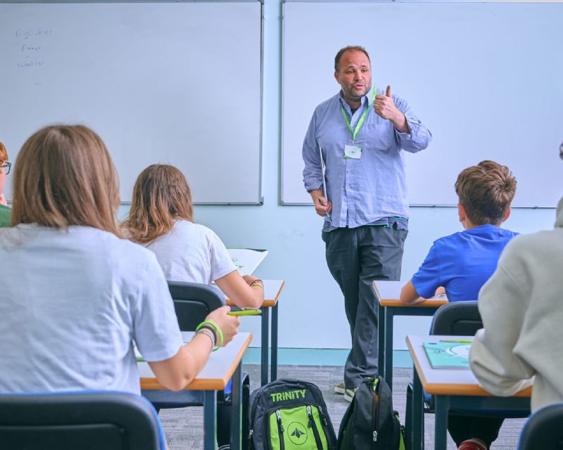 Imparare l'inglese in modo divertente Le scuole all’estero con cui collaboriamo offrono un’esperienza di alta qualità, con un metodo di insegnamento coinvolgente e stimolante. Le lezioni sono progettate per migliorare le capacità comunicative, rendendo l’apprendimento della lingua un’esperienza naturale e interattiva. Non solo sulla grammatica, ma uso della lingua in situazioni reali, acquisendo sicurezza nel parlare e comprendere. Argomenti diversi ogni giorno, arricchendo il vocabolario e sviluppando nuove competenze linguistiche. Come si svolge la didattica? IL TEST: I livelli delle classi sono quelli definiti dal QCER e le lezioni vengono svolte in aule con attrezzature didattiche all’avanguardia. Gli studenti sostengono un test d’ingresso per essere inseriti nella classe corretta. LE MODALITÀ: I soggiorni prevedono generalmente corsi di 40 lezioni in due settimane di 45 minuti ciascuna, per un totale di 30 ore. ll materiale didattico viene fornito in loco dai nostri partner.Le classi sono composte da studenti provenienti da paesi diversi, omogenei per età e per livello linguistico. Gli insegnanti sono specializzati nell’insegnamento agli stranieri. L’ATTESTATO: Alla fine del corso viene rilasciato un certifi cato di frequenza riconosciutodagli enti governativi di controllo, come ad esempio il British Council per tutti i corsi in UK.Il certificato è valido per l’attribuzione dei crediti formativi nel triennio della scuola secondaria di secondo grado secondo le disposizioni del Collegio dei Docenti.