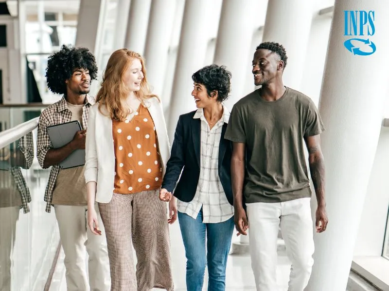 Desideri imparare una lingua viaggiando? I nostri corsi di lingua all’estero per ragazzi ti permettono di vivere un’esperienza immersiva, da 3 a 5 settimane, in destinazioni europee ed extraeuropee. Insegnanti qualificati madrelingua e staff altamente selezionato ti accompagneranno lungo tutto il percorso.Trinity ViaggiStudio organizza corsi di lingua, viaggi e vacanze studio da oltre vent’anni. Oggi, grazie ai contributi Inps, partire è ancora più semplice! Se hai più di 16 anni, frequenti la seconda, terza, quarta o quinta superiore e i tuoi genitori sono dipendenti o ex dipendenti della Pubblica Amministrazione, potrai concorrere per la borsa di studio dell’Istituto Nazionale della Previdenza Sociale.Usufruendo dell’agevolazione economica avrai l’occasione di visitare posti mai visti, conoscere tante nuove persone e perfezionare le tue competenze linguistiche in inglese, francese, spagnolo e tedesco. Al termine di questa esperienza riceverai l’attestato di fine corso.I corsi di lingua inglese all’estero di Trinity prevedono la preparazione all’ottenimento delle certificazioni del livello B2, C1 e C2 secondo il Quadro europeo di riferimento (CEFR).