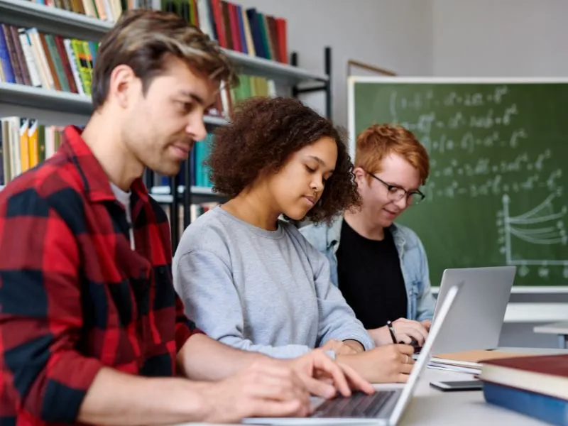 I nostri corsi di lingua all’estero si svolgono durante il periodo estivo, tra giugno e settembre, alla chiusura delle scuole italiane. Possono durare dalle 3 alle 5 settimane. Le lezioni, di almeno 20 ore settimanali complessive, sono a frequenza obbligatoria e hanno l‘obiettivo di preparare gli studenti all’esame di certificazione linguistica CEFR di livello B2, C1 o C2 riconosciuta dal MIUR. Oltre alle ore di studio, avrai a disposizione del tempo libero da dedicare alla scoperta della destinazione scelta. Trinity darà assistenza in presenza in loco e telefonica, per tutta la durata del programma.Riguardo alle agevolazioni Inps, l’importo massimo previsto per ciascun contributo è di € 3.900, articolato nel seguente modo: Corso di lingua ed esame di certificazione –> massimo € 300 a settimana; Vitto e alloggio –> massimo € 400 a settimana; Viaggio –> massimo € 400 per una volta soltanto. L’importo del contributo erogabile in favore di ciascun avente diritto è individuato in base ai criteri indicati all’art.10, commi 1 e 2.