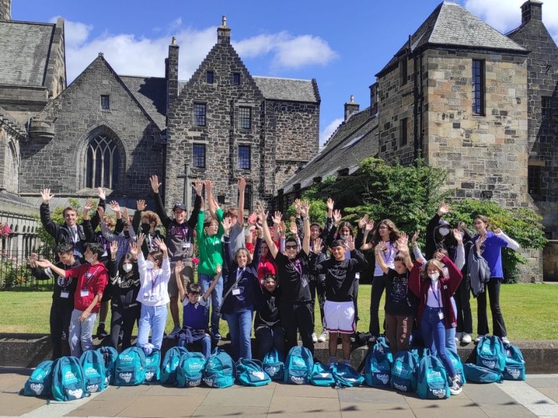 Le vacanze studio in Scozia sono rivolte a ragazzi dagli 11 ai 17 anni che vogliono migliorare l’inglese in un luogo magico, tra miti e leggende. La Scozia è un Paese dal “fascino di altri tempi”, nonostante le sue città siano molto all’avanguardia: Edimburgo, Glasgow, Stirling sono alcune delle località che potrai scegliere per la tua vacanza studio in Scozia. Hai fra gli 9 e i 18 anni? Iscriviti alla tua prossima vacanza studio in Scozia. Due settimane all’insegna dell’inglese e del divertimento: 30 ore di lezione totali, ricco programma ricreativo e di escursioni alla scoperta di paesaggi unici. Contattaci