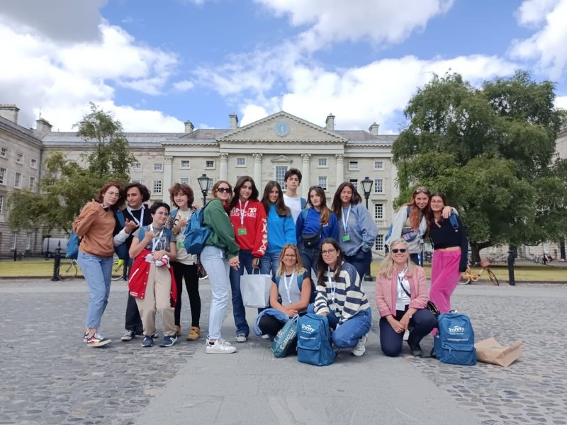 L’Irlanda è una delle mete preferite per le vacanze studio, in quanto è un’occasione unica per immergersi completamente nella lingua, scegliendo una meta diversa dall’Inghilterra, scoprendo una cultura unica ed entusiasmante. Le vacanze studio in Irlanda sono un’occasione imperdibile: tra le molteplici destinazioni, l’Irlanda è senza dubbio tra le più richieste da ragazzi di tutte le età che vogliono imparare l’inglese avvicinandosi alle tradizioni celtiche. In Irlanda città all’avanguardia ed elementi più tradizionali si fondono in un mix esplosivo che resterà impresso nella memoria degli studenti: Dublino, Galway, Cork e Limerick ti aspettano.Hai fra i 10 e i 18 anni? Iscriviti alla tua prossima vacanza studio in Irlanda. Due settimane all’insegna dell’inglese e del divertimento: 30 ore di lezione totali, ricco programma ricreativo e di escursioni alla scoperta di una cultura unica. Contattaci