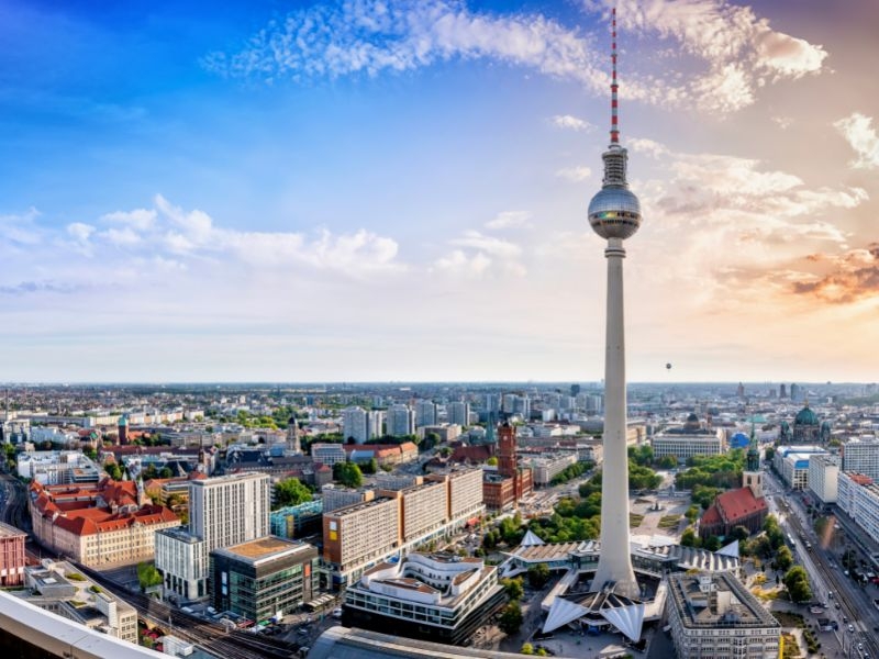 Vuoi migliorare il tuo tedesco? La Germania è la destinazione ideale per chi desidera approfondire la lingua visitando le migliori città ed attrazioni. Vicina all’Italia, è uno dei Paesi con il miglior sistema di apprendimento di tutto il mondo. Tra i luoghi che potrai visitare con i programmi Estate Junior di Trinity ViaggiStudio potrai visitare Francoforte e dintorni.Hai fra i 12 e i 17 anni? Iscriviti alla tua prossima vacanza studio in Germania. Due settimane all’insegna del tedesco e del divertimento: 20 ore di lezione a settimana, ricco programma ricreativo e di escursioni nelle attrazioni più belle. Contattaci