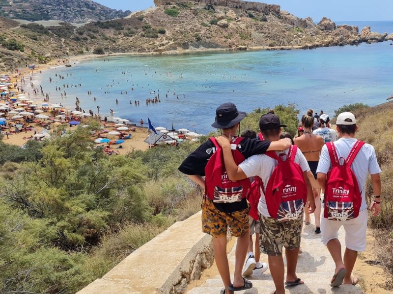 Una vacanza studio di inglese dal sapore mediterraneo: scegli Malta per il tuo prossimo soggiorno studio. Sempre più studenti scelgono Malta ogni anno per sperimentare una vacanza studio inglese diversa, scoprendo l’arcipelago maltese e la sua cultura. Non sottovalutare le potenzialità di una vacanza studio a Malta, in quanto, grazie alle sue piccole dimensioni, riesce ad offrire ai ragazzi molte opportunità di studio in un contesto sicuro e confortevole, il tutto rigorosamente vista mare e sotto uno splendido sole. Dalla capitale La Valletta, alla vita notturna di St Julian’s, passando per le lagune blu di Gozo e le acque cristalline di Sliema, potrai mettere in pratica il tuo inglese e conoscere una cultura affascinante. Hai fra i 13 e i 19 anni? Iscriviti alla tua prossima vacanza studio a Malta. Due settimane all’insegna dell’inglese e del divertimento: 30 ore di lezione totali, ricco programma ricreativo e di escursioni per una vacanza studio mediterranea. Contattaci