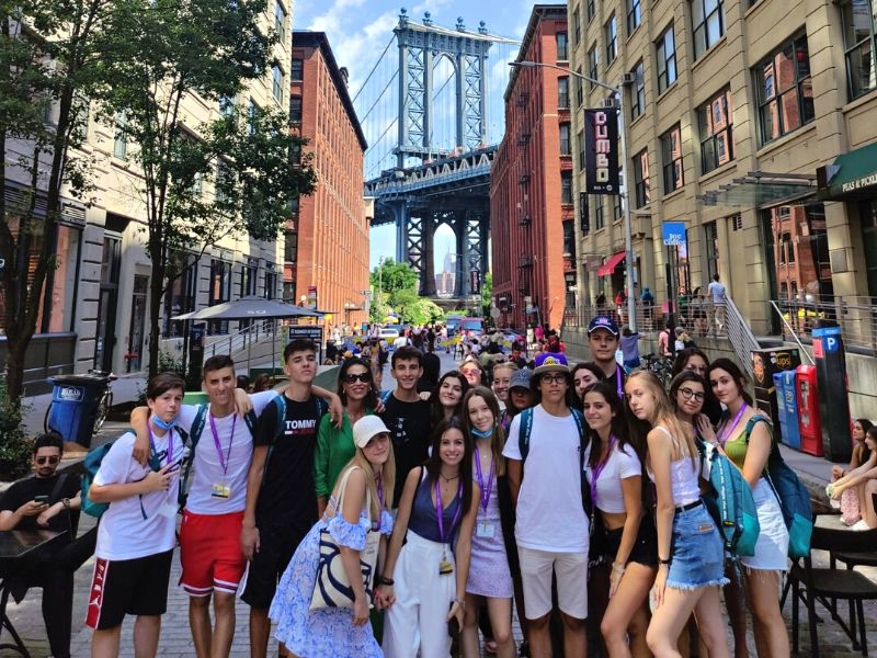 Vuoi migliorare il tuo inglese oltreoceano? Gli Stati Uniti ti aspettano! Studiare l’inglese nella terra dei parchi nazionali e delle grandi metropoli è un sogno che diventa realtà. La multiculturalità del paese renderà il tuo soggiorno studio ideale per migliorare la lingua inglese. Potrai scegliere tra un’ampia gamma di programmi e numerose destinazioni: New York, Los Angeles, Miami o Boston, c’è l’imbarazzo della scelta. Scopri tutti i programmi e preparati a conoscere studenti provenienti da tutto il mondo che condividono il sogno americano con te. Hai fra i 10 e i 21 anni? Iscriviti alla tua prossima vacanza studio negli Stati Uniti. Due settimane all’insegna dell’inglese e del divertimento: 30 ore di lezione totali, ricco programma ricreativo e di escursioni nelle attrazioni più belle. Potrai anche scegliere un programma che include un weekend alla scoperta dei luoghi simbolo degli States come Washington DC. Contattaci