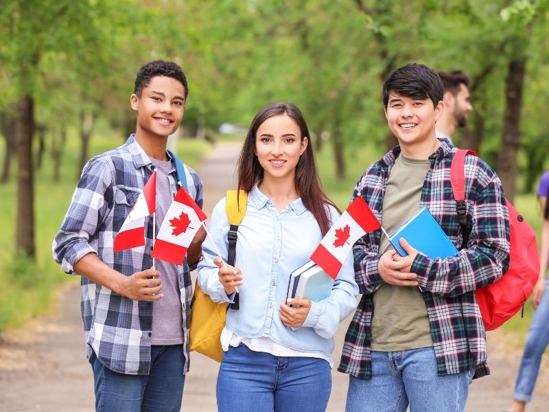 Che ne dici di una vacanza studio oltreoceano? Il Canada è pronto ad accoglierti nei suoi migliori college, che ti permetteranno di conoscere e visitare le principali città del Paese, come Toronto e Vancouver. Oltre che scoprire tutti i segreti della destinazione scelta, potrai anche scegliere di fare un weekend a Montreal e divertirti con i tuoi amici con le attività ricreative. Hai fra i 12 e i 18 anni? Iscriviti alla tua prossima vacanza studio in Canada. Due settimane all’insegna dell’inglese e del divertimento: 20 ore di lezione a settimana, ricco programma ricreativo e di escursioni nelle attrazioni più belle. Contattaci