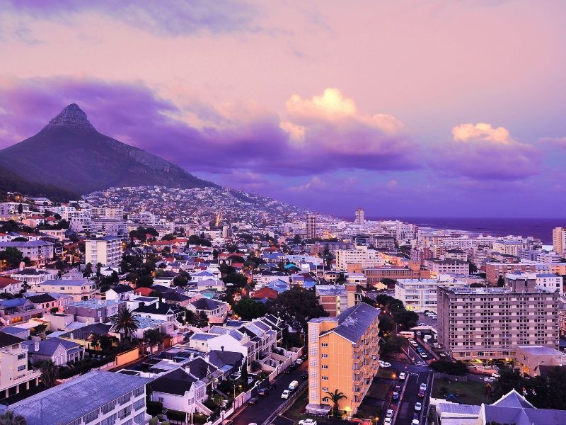 Il Sudafrica è la destinazione perfetta se vuoi migliorare l’inglese in un luogo differente e variegato. Qui troverai non soltanto un Paese ricco di tradizioni e culture diverse, ma anche la possibilità di esercitarti con la lingua. Con il programma Estate Junior di Trinity ViaggiStudio potrai visitare la famosissima Cape Town. Hai fra i 13 e i 18 anni? Iscriviti alla tua prossima vacanza studio in Sudafrica. Avrai la possibilità di fare non solo due settimane all’insegna dell’inglese e del divertimento, ma anche di partecipare ad un Volunteering Program con la possibilità di metterti alla prova con l’inglese in un progetto in collaborazione con la comunità locale. Contattaci