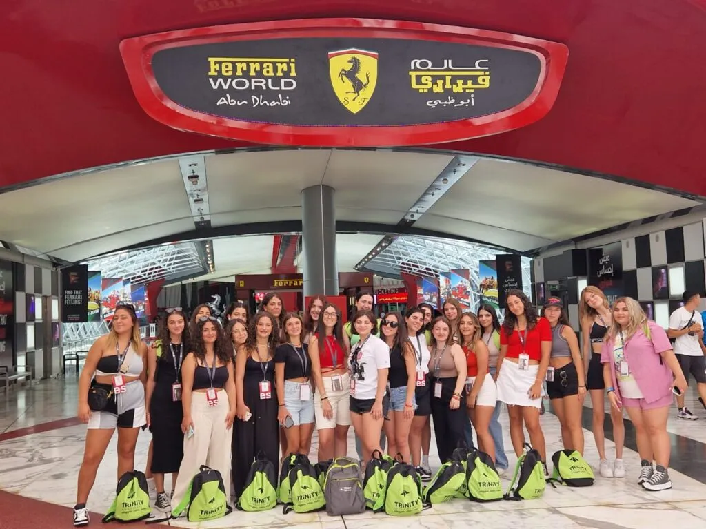 Gli Emirati Arabi sono la meta perfetta per chi è alla ricerca di una destinazione perfetta per migliorare la conoscenza dell’inglese, divertendosi nel tempo libero. Avrai infatti l’opportunità di studiare a Dubai, nel centro più internazionale del Paese, entrando in contatto con studenti da tutto il mondo. Hai fra i 14 e i 18 anni? Iscriviti alla tua prossima vacanza studio negli Emirati Arabi Uniti. Due settimane all’insegna dell’inglese e del divertimento: 20 ore di lezione a settimana, ricco programma ricreativo e di escursioni in un college mozzafiato. Contattaci